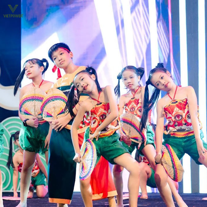 Chương trình mở màn với các Tiết mục Văn nghệ mang không khí tưng bừng của lễ hội