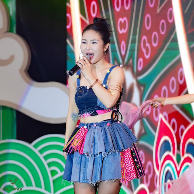 Ca sĩ lên biểu diễn mang tới không khí sôi động