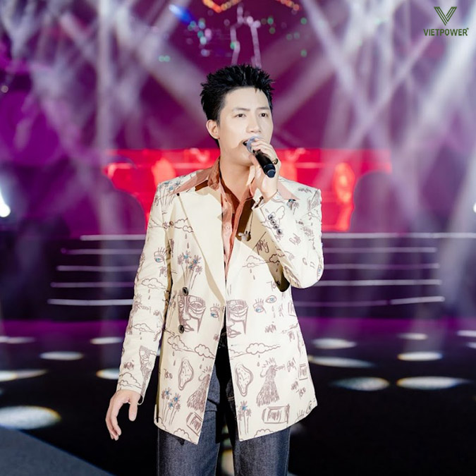 Ca sĩ Anh Tú Voi Bản Đôn khuấy động sân khấu bằng những bản hit được khán giả yêu thích