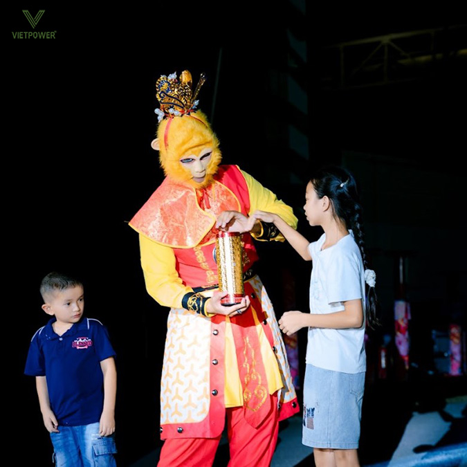 Xen kẽ các tiết mục ca múa là màn Xiếc Thú vui nhộn