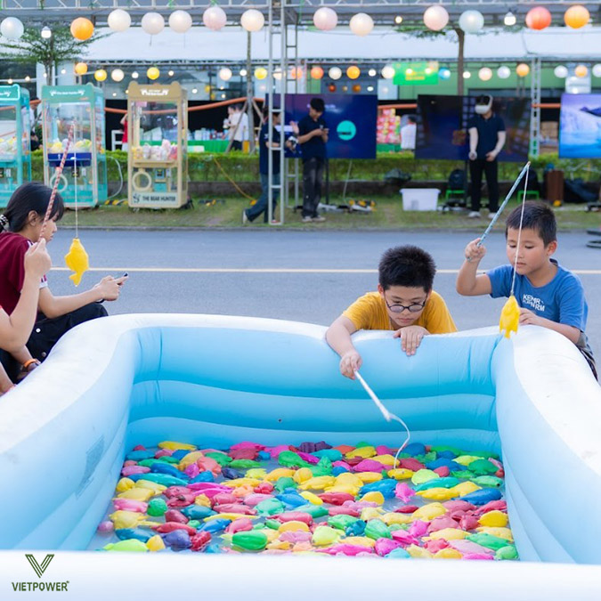 Câu cá cũng được nhiều bạn thích thú thả câu không rời