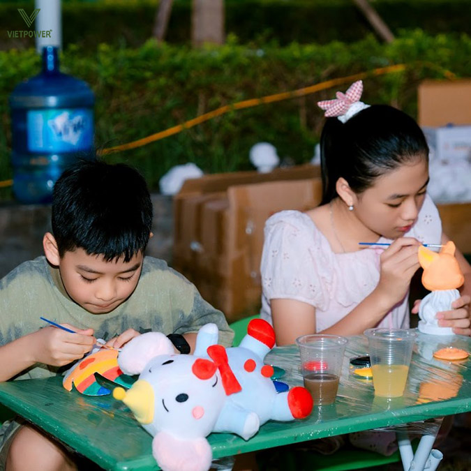 Các em say mê tô tượng và làm những chiếc mặt nạ nhiều màu sắc