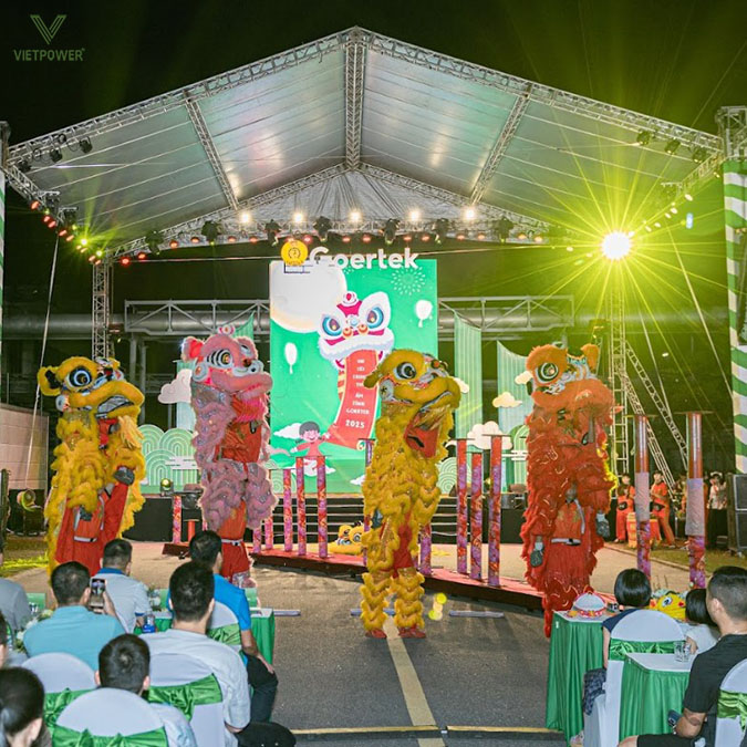 Không khí bùng nổ ngay từ những phút mở màn với Tiết mục Múa Lân truyền thống