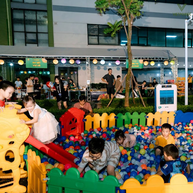 Nhà bóng luôn là trò vui được nhiều bé thích nhất