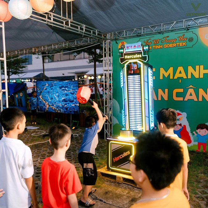 Máy đập búa là gian hàng thu hút nhiều khách từ người lớn tới trẻ nhỏ