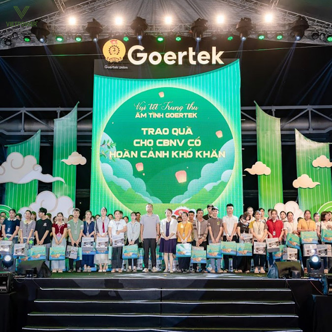 Chương trình bước vào phần ý nghĩa nhất: Trao quà cho 100 CNV có hoàn cảnh khó khăn