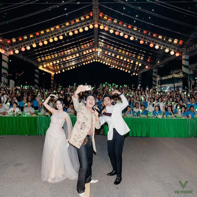 Ca sĩ Anh Tú Voi Bản Đôn selfie cùng với khán giả