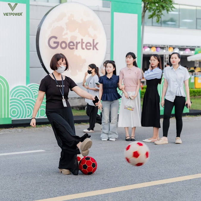 Trò chơi đá bóng trúng đích cũng được khách hàng nữ tham dự nhiều