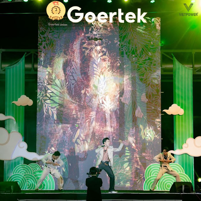 Không khí bắt đầu nóng lên với phần trình diễn của nam ca sĩ