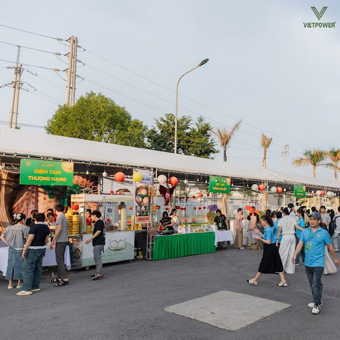 Các gian hàng có rất đông khách tham quan và mua sắm, tham gia trò chơi