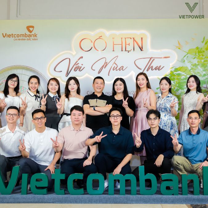 Tập thể nhân viên Vietcombank cùng nhau check in tại backdrop
