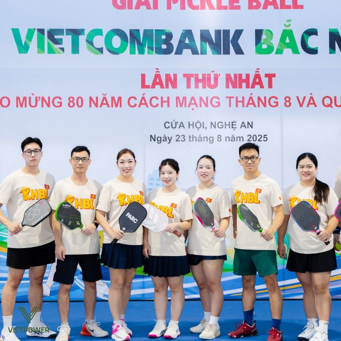 Các vận động viên hào hứng tranh tài trên sân pickleball, mang đến bầu không khí sôi động và kịch tính
