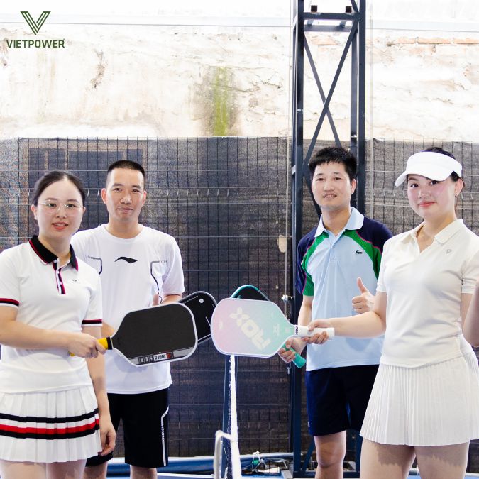Người chơi pickleball đầy năng lượng, thể hiện quyết tâm chinh phục
