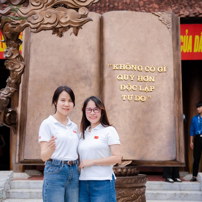 Thành viên Vietcombank ghi dấu kỷ niệm tại khu di tích lịch sử.