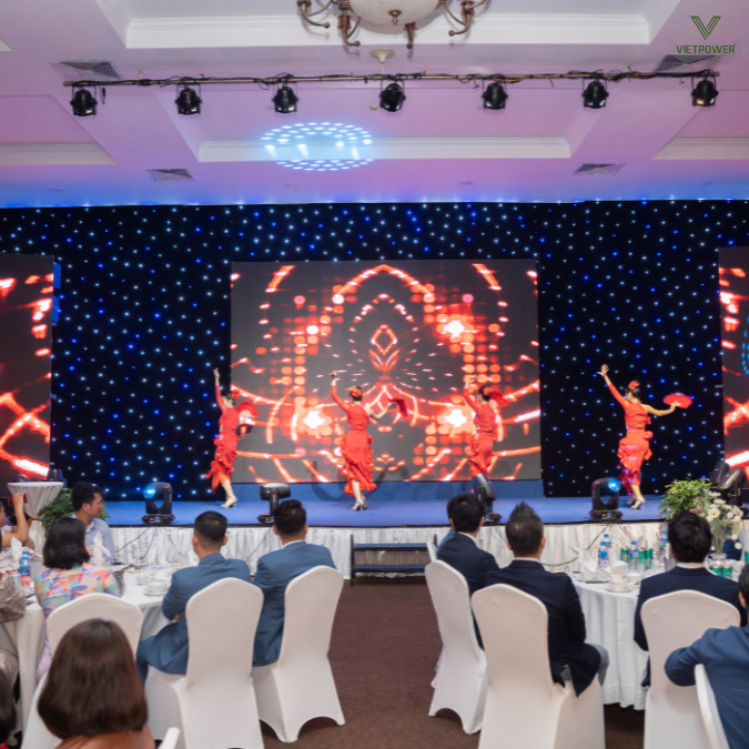 Xu hướng backdrop tất niên tích hợp công nghệ LED – mapping ánh sáng