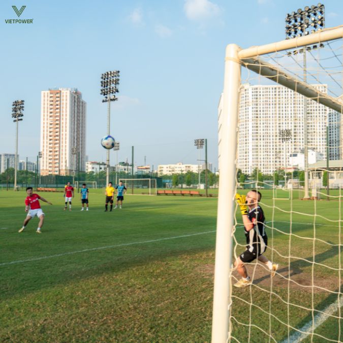 Cú sút dứt khoát vào lưới đối thủ