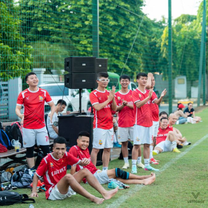 Tất cả các cầu thủ cười tươi cổ vũ đồng đội trong sân