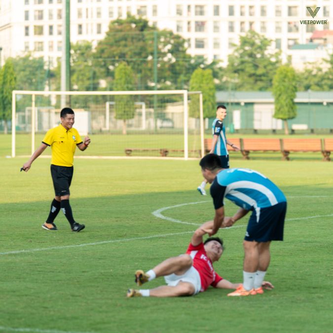 Khoảnh khắc "fairplay" khi cầu thụ dìu đối thủ bị ngã đứng dậy