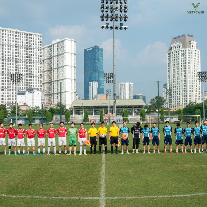 Các cầu thủ chụp ảnh với đội ngũ trọng tài