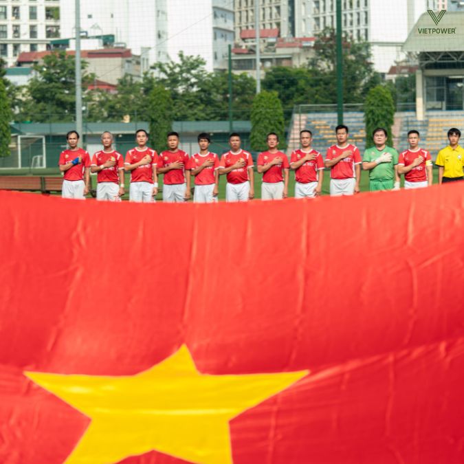 Các cầu thủ đặt tay lên tim cùng hát vang bài hát quốc ca