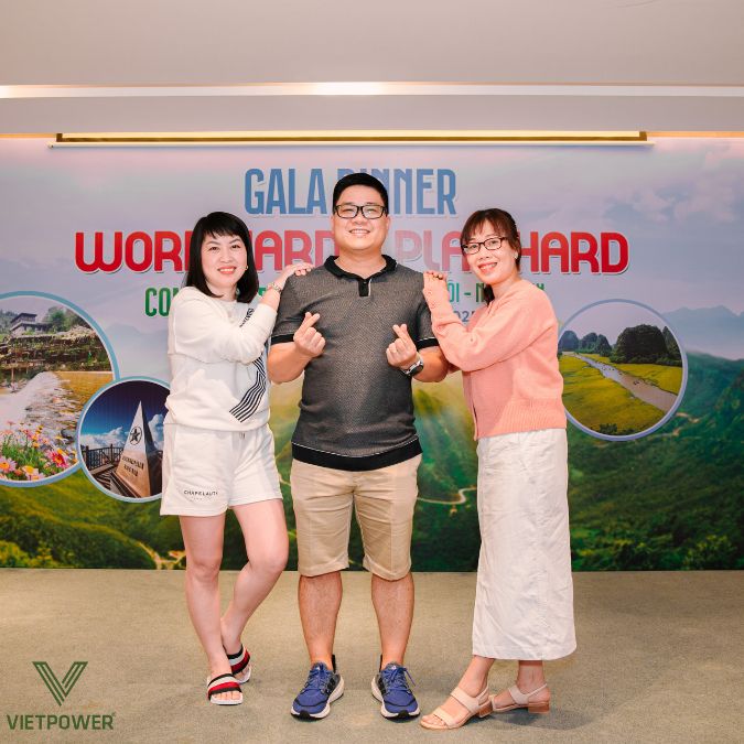 ackdrop Year End Party là điểm chụp ảnh lưu giữ khoảnh khắc đáng nhớ của cả team