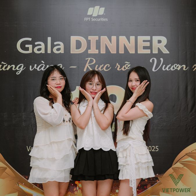 Check-in thần thái cùng backdrop Year End Party phong cách hiện đại và tinh tế