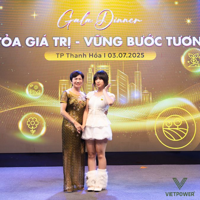 Backdrop Year End Party bố cục cân đối, làm nổi bật slogan chủ đề chương trình