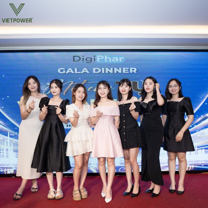 Backdrop Year End Party tạo cảm giác trang trọng và gắn kết tập thể