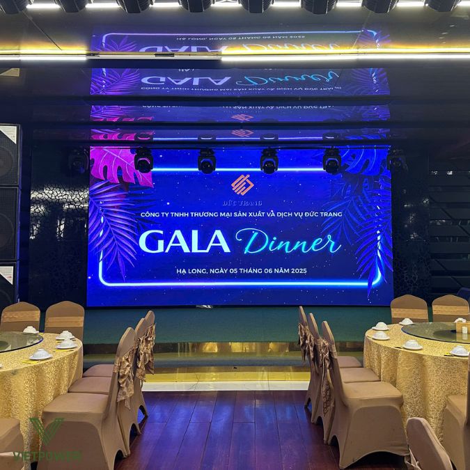 Backdrop Year End Party kết hợp ánh sáng sân khấu, tạo góc chụp lung linh