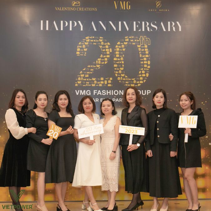 Không gian Year End Party thêm ấm áp nhờ backdrop tông màu vàng – nâu sang trọng