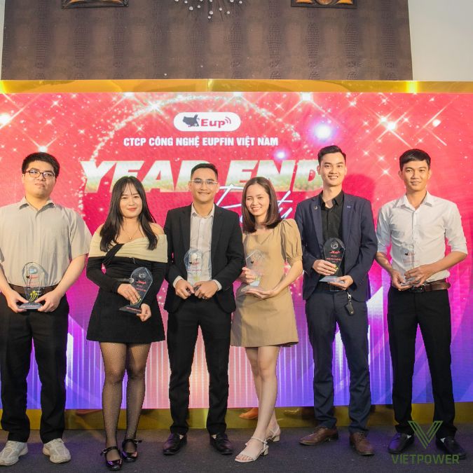 Backdrop Year End Party tạo điểm nhấn check-in giúp hình ảnh tập thể nổi bật hơn