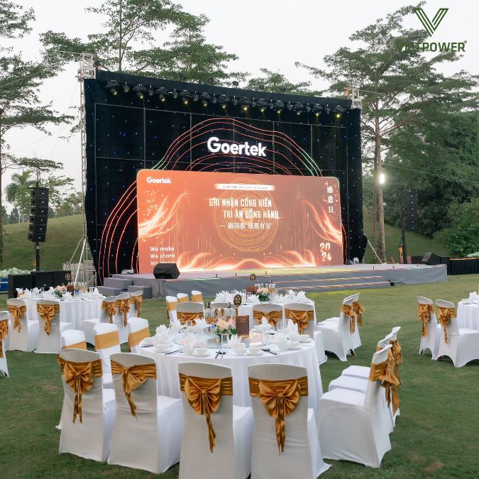 ackdrop Year End Party thiết kế riêng theo concept chủ đề, đồng bộ toàn sân khấu