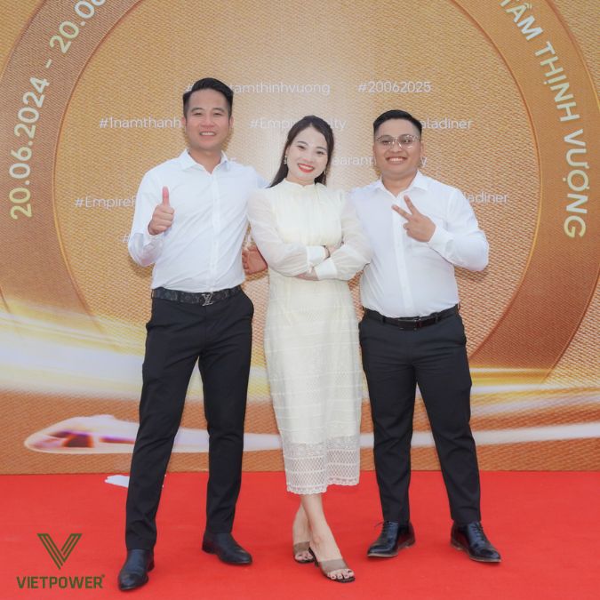 Backdrop Year End Party sang trọng, tone vàng ánh kim nổi bật không gian tiệc