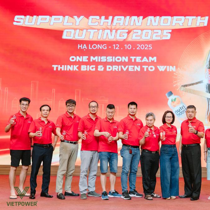 Mẫu backdrop Year End Party tone đỏ – vàng rực rỡ, tạo không khí lễ hội cuối năm