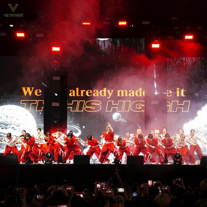 “Music & Light Show” tạo nên không gian tiệc hoành tráng như một lễ hội âm nhạc “Music & Light Show” tạo nên không gian tiệc hoành tráng như một lễ hội âm nhạc