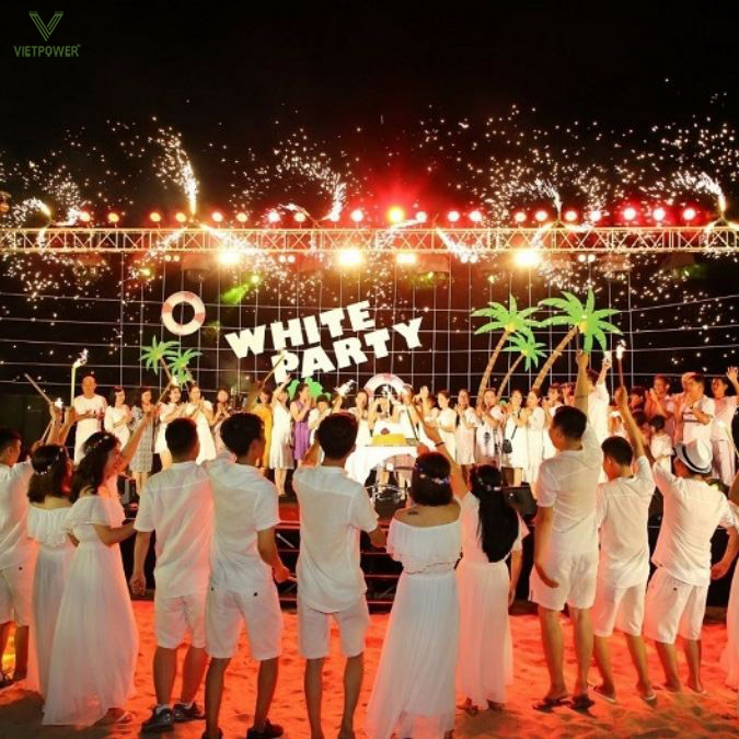 “White Party – Đêm tinh khôi” với concept nhẹ nhàng, thanh lịch nhưng vẫn hiện đại “White Party – Đêm tinh khôi” với concept nhẹ nhàng, thanh lịch nhưng vẫn hiện đại