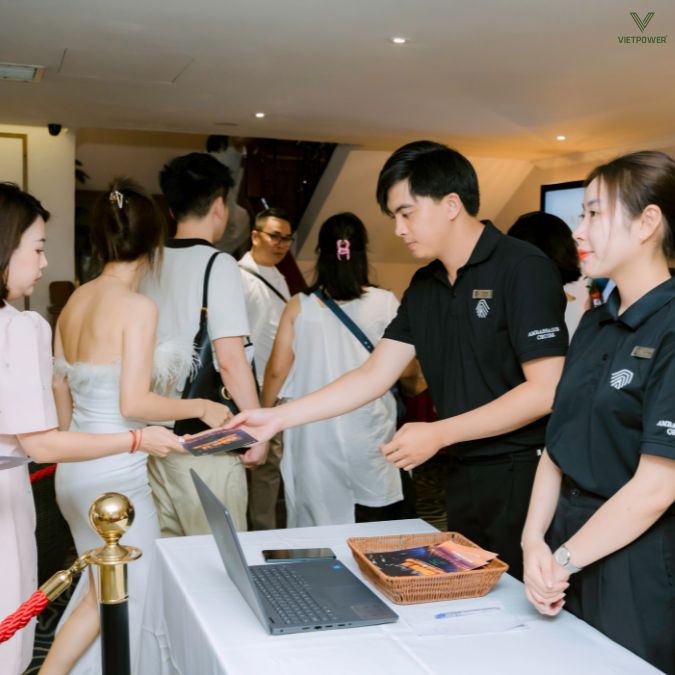 Nhân viên đón tiếp khách mời tham dự sự kiện tiệc đứng