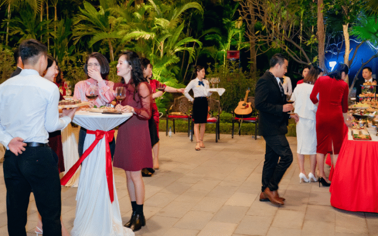 Hướng dẫn tổ chức tiệc đứng ấn tượng, sang trọng và tiết kiệm chi phí