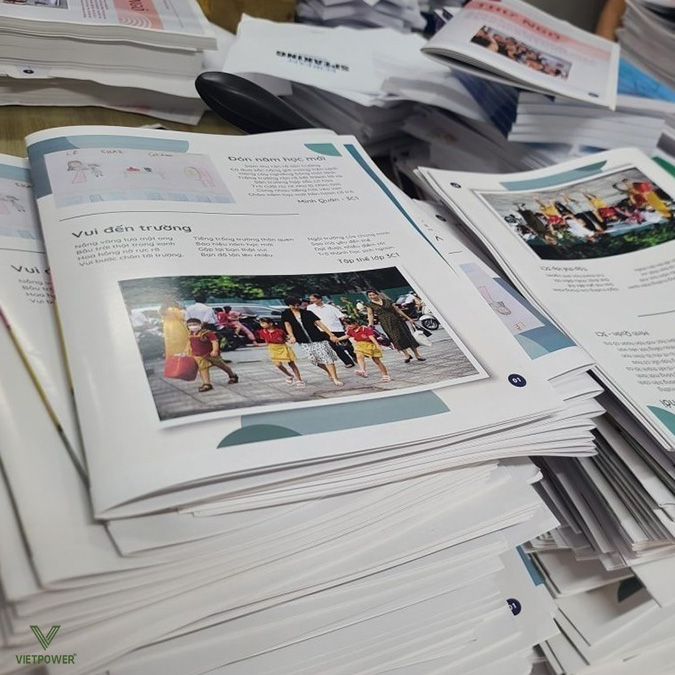 In ấn tài liệu và banner bao gồm agenda, brochure, thông tin chương trình, logo công ty