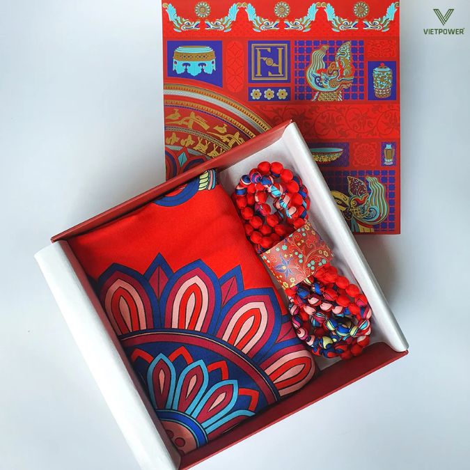 Khăn lụa quàng cổ