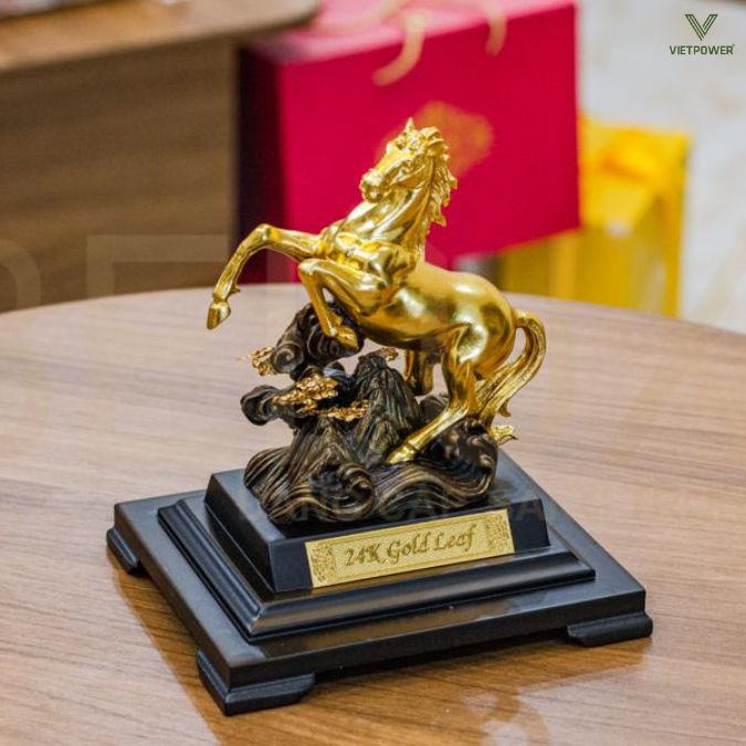 Tượng linh vật con ngựa bằng vàng ý nghĩa "Mã đáo thành công"