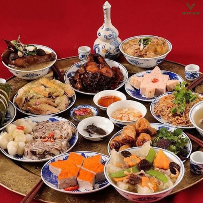 Mâm cỗ tất niên miền Bắc: gà luộc lá chanh, nem rán, giò lụa, dưa hành,...