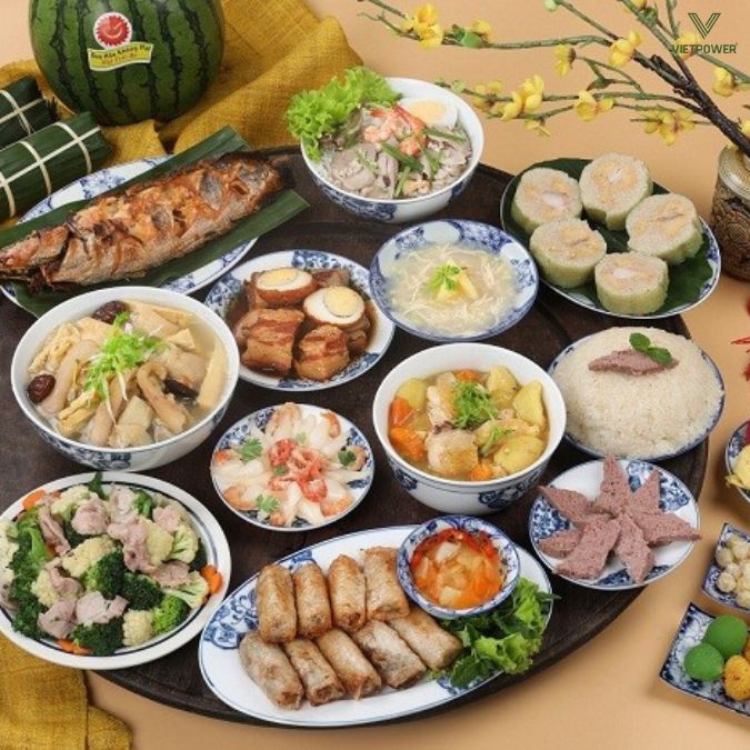 Mâm cỗ tất niên miền Nam: bánh tét, thịt kho trứng, gỏi tôm thịt, cá chiên,...