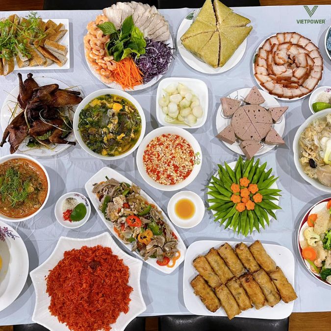 Mâm cỗ tất niên miền Trung: bánh tét, dưa món, ram cuốn cải,...