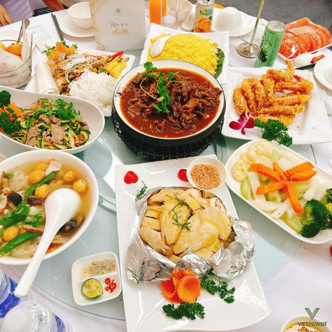 Tiệc tất niên ngoài trời có thể lựa chọn: BBQ, tiệc đứng, lẩu,...