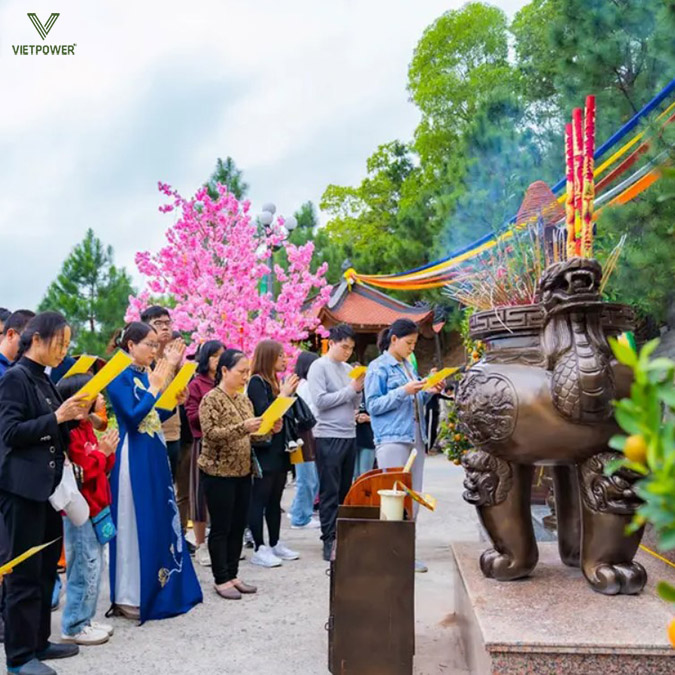 Đi lễ chùa đầu năm để cầu bình an, sức khỏe, công việc hanh thông cho bản thân và gia đình