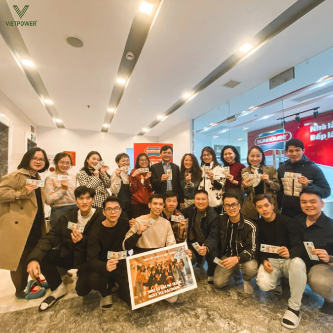 Lãnh đạo chúc Tết từng phòng ban hoặc nhân viên, kết hợp lời nhắn gửi cá nhân