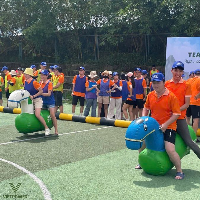 ác thành viên MXV hào hứng cưỡi “ngựa hơi”, cùng phối hợp nhịp nhàng trong tiếng hò reo