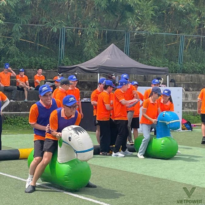 Khoảnh khắc bật cười khi đội bạn mất thăng bằng – tinh thần vui vẻ lan tỏa khắp sân chơi.