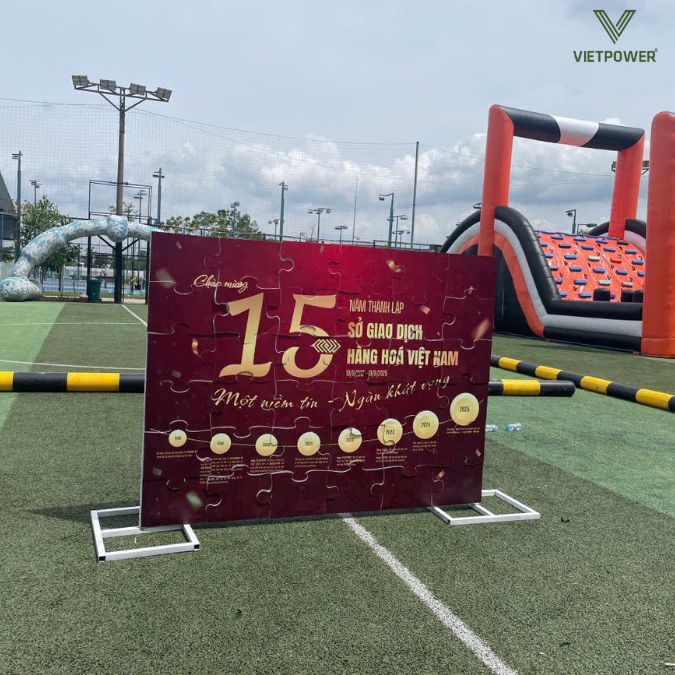 Các thành viên MXV cùng nhau xếp logo để tạo background hoàn chỉnh